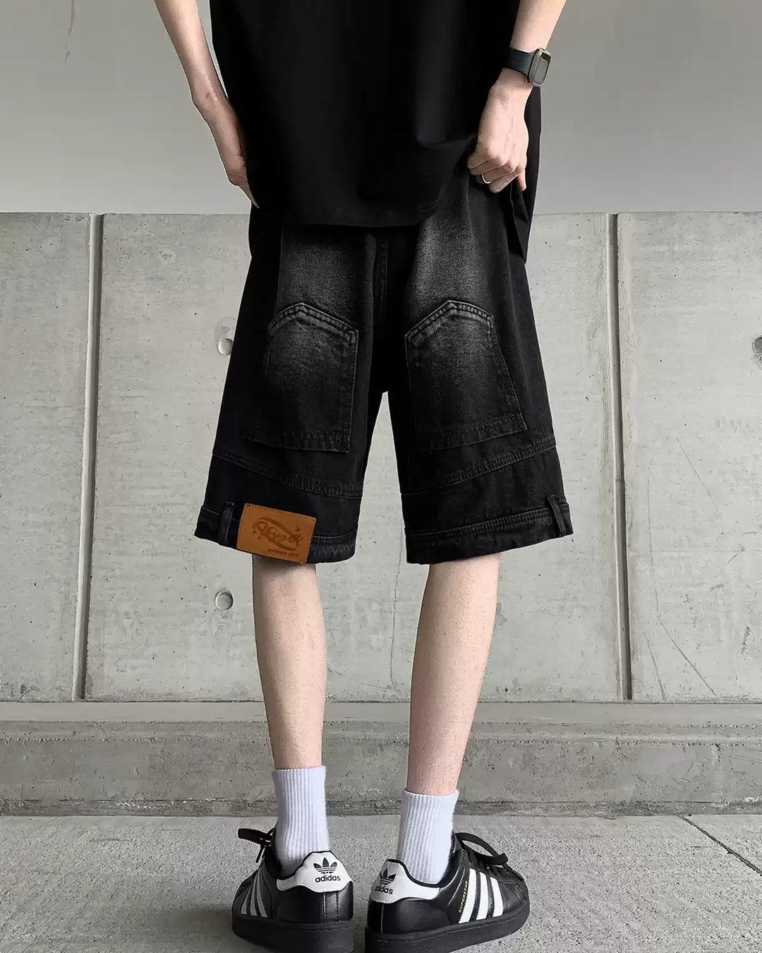 Vintage-wash wide-leg denim shorts, black, back with stitched pockets
