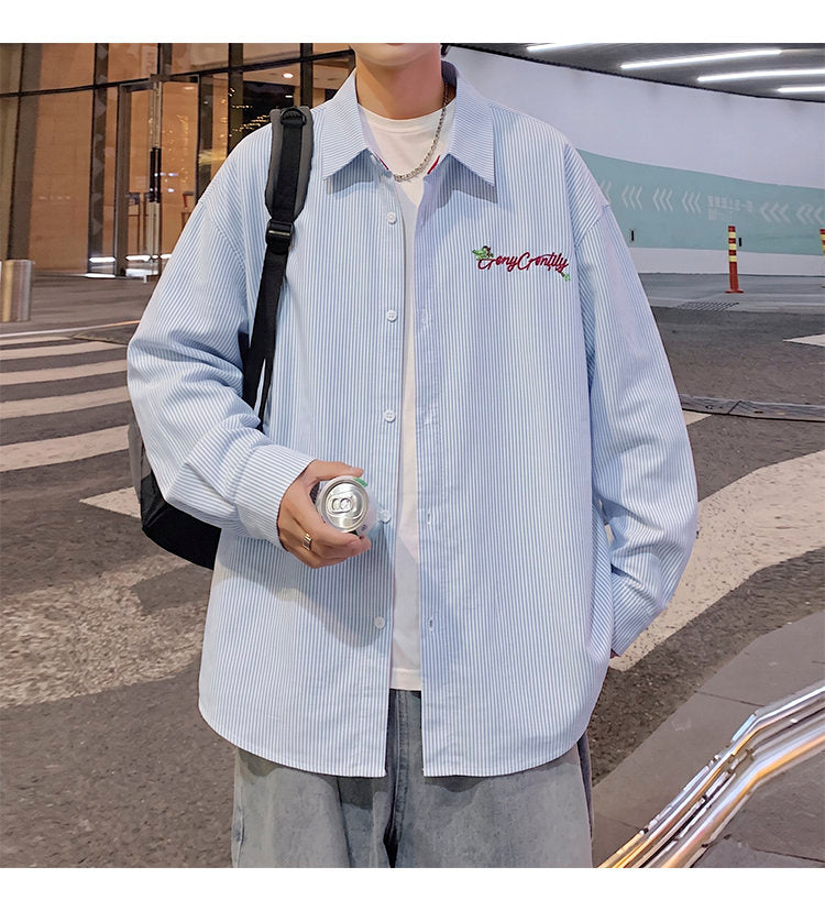 Letter-embroidered shirt, front view of the light blue embroidered shirt