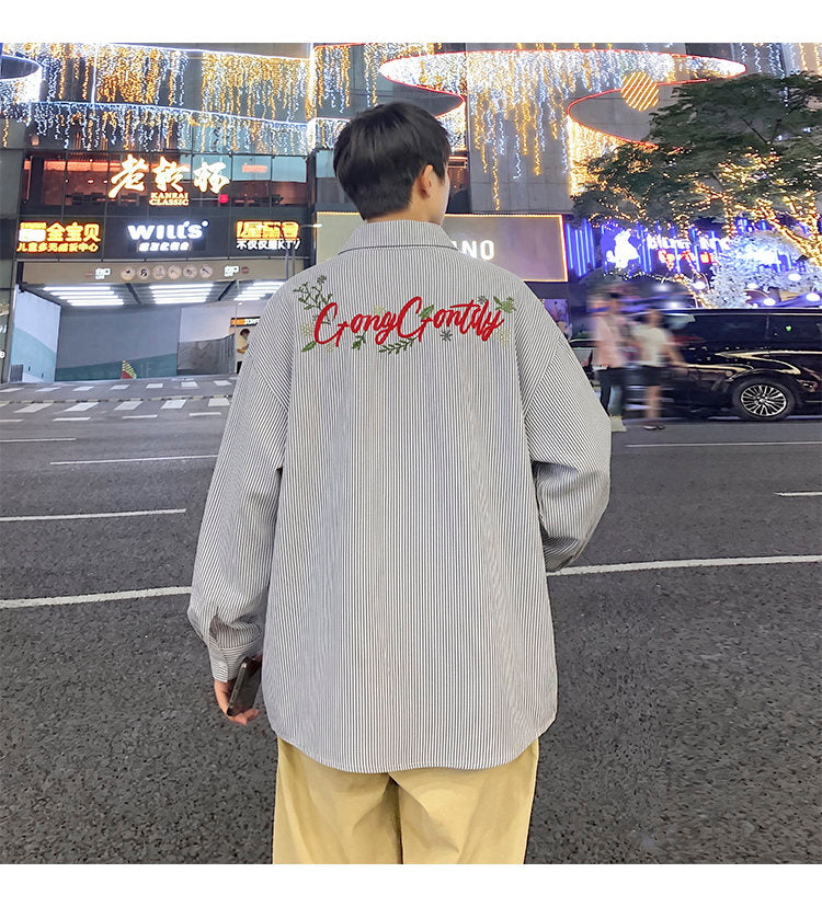 Letter-embroidered shirt, back view of the gray shirt