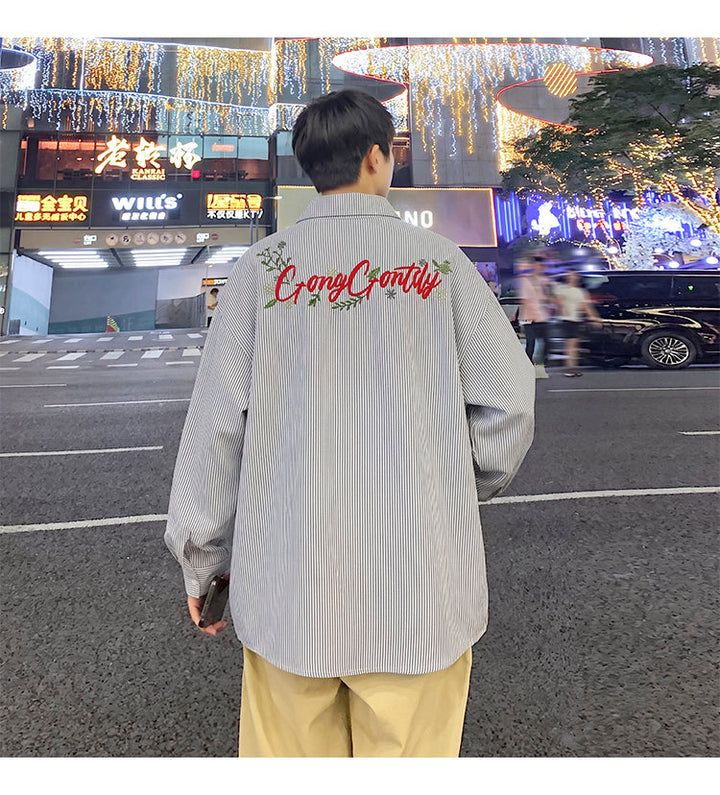 Letter-embroidered shirt, back view of the gray shirt