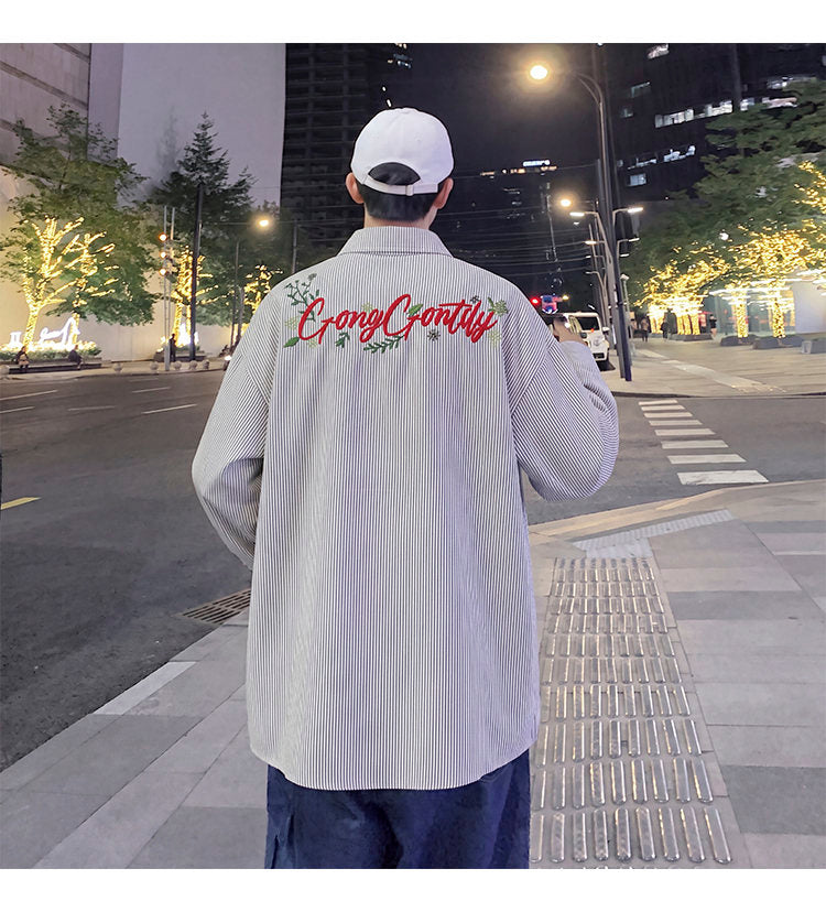 Letter-embroidered shirt, back view with a cap