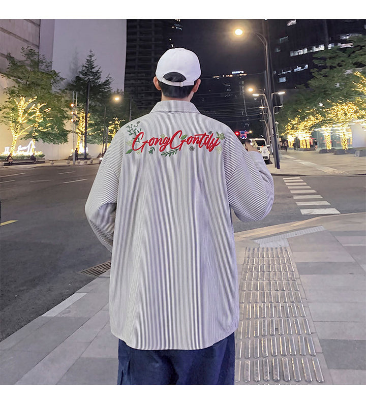 Letter-embroidered shirt, back view with a cap