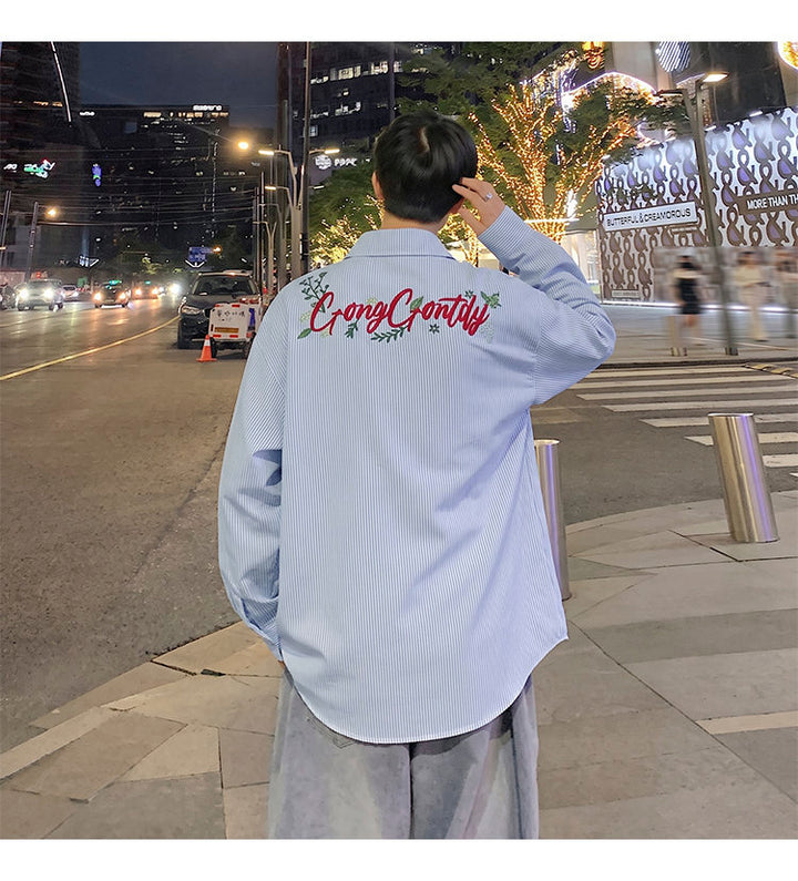 Letter-embroidered shirt, back view of the embroidered shirt