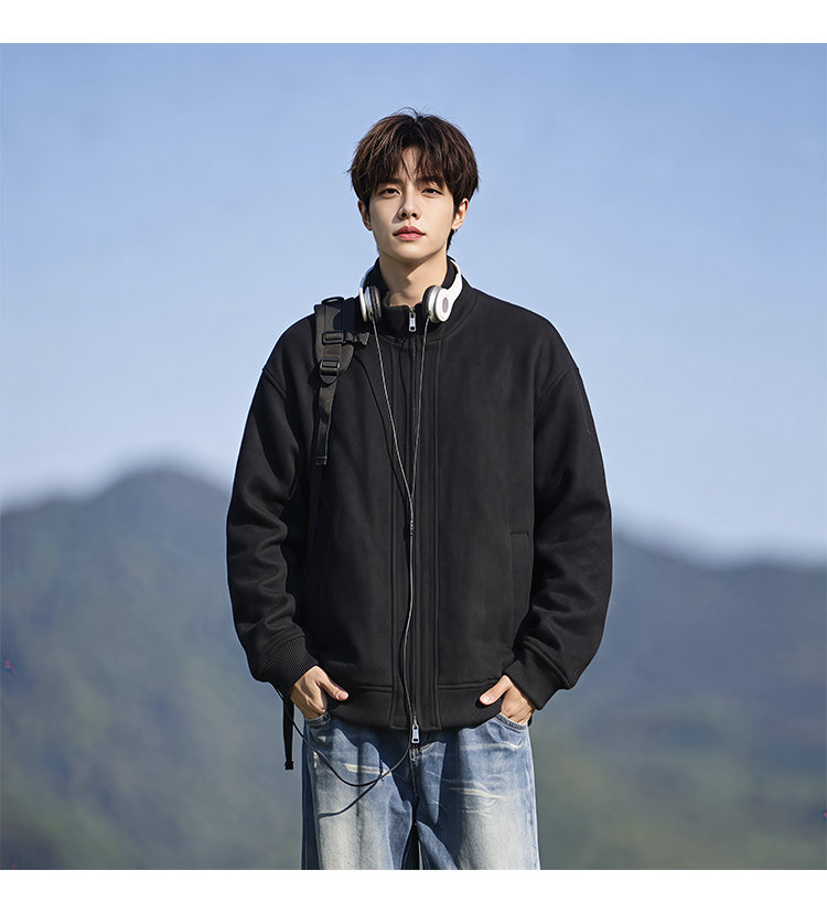 Stand-collar fleece jacket, front view of the black fleece jacket